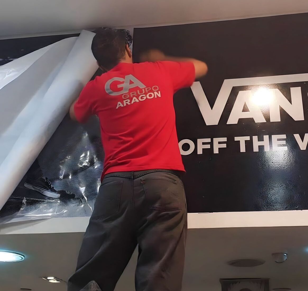 Adesivação faixada loja